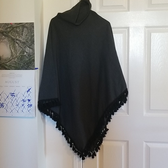 Turtle neck poncho - Picture 2 of 2